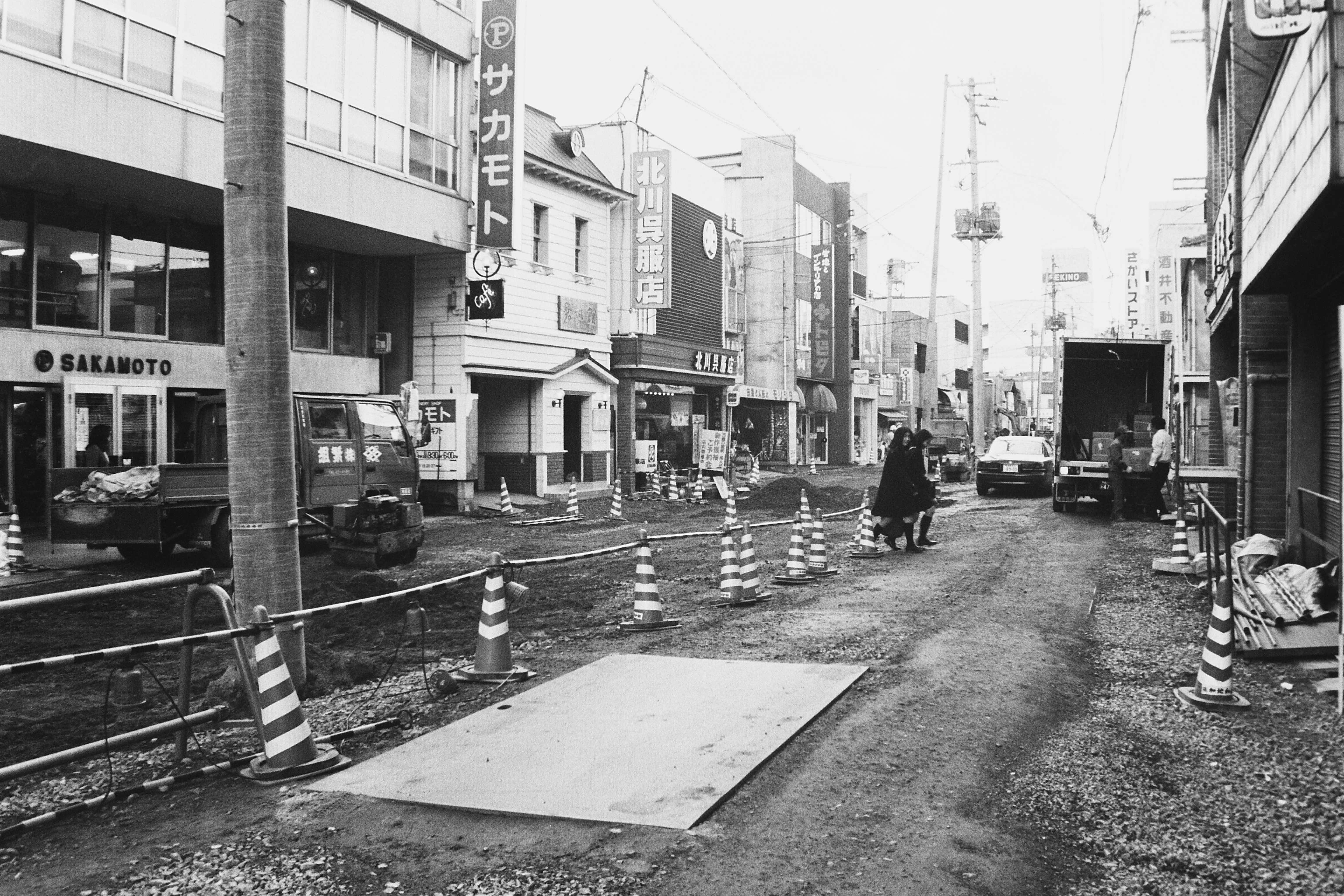 ■写真2-2 一町目~三町目のショッピングモール建設を西方に向かって見る 〔平成5(1993)年2月 いわき民報社撮影 〕