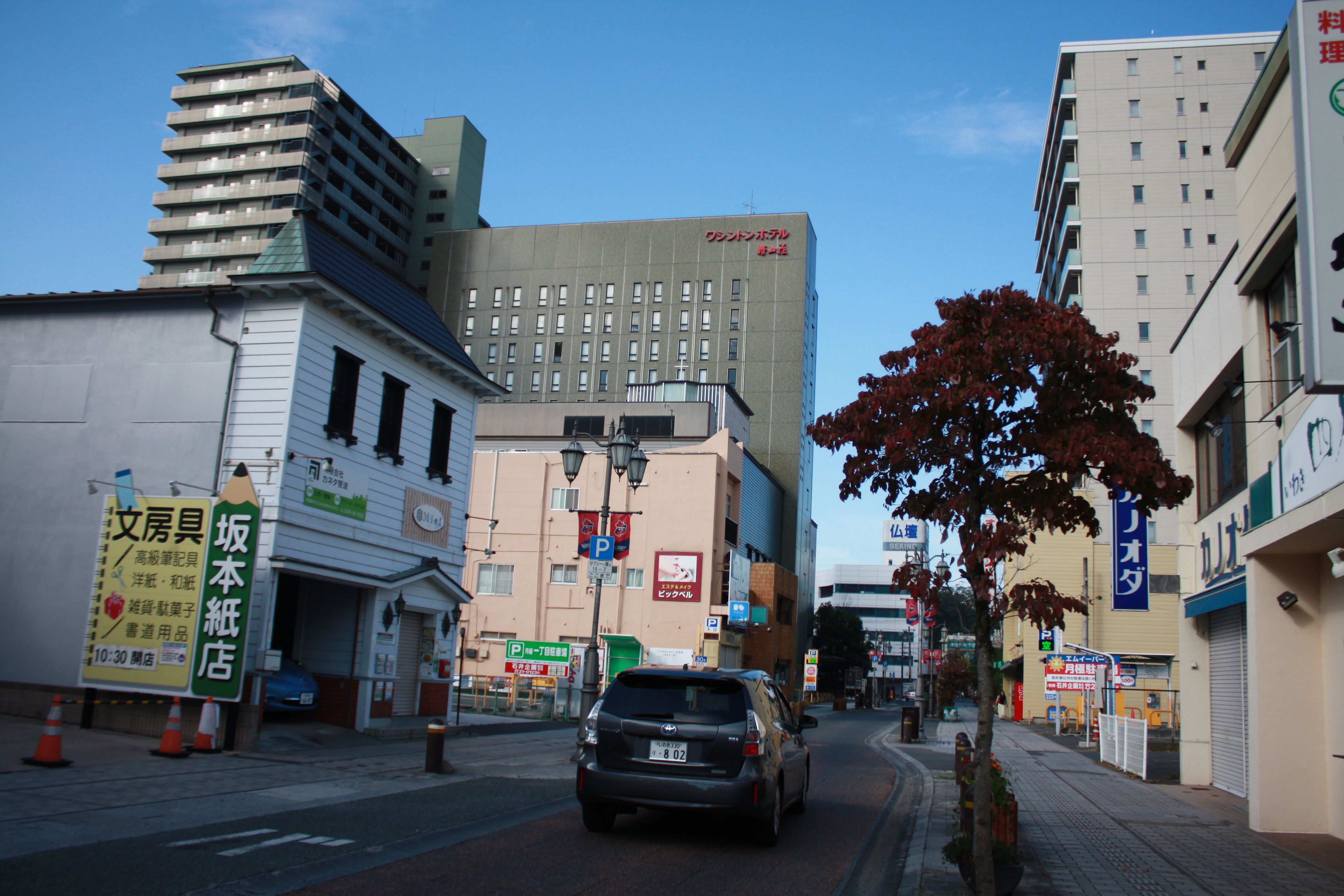 ■写真2-6 T1(ティーワン)ビルを、一町目の中ほどから見る 〔令和4年10月 小宅幸一撮影 〕