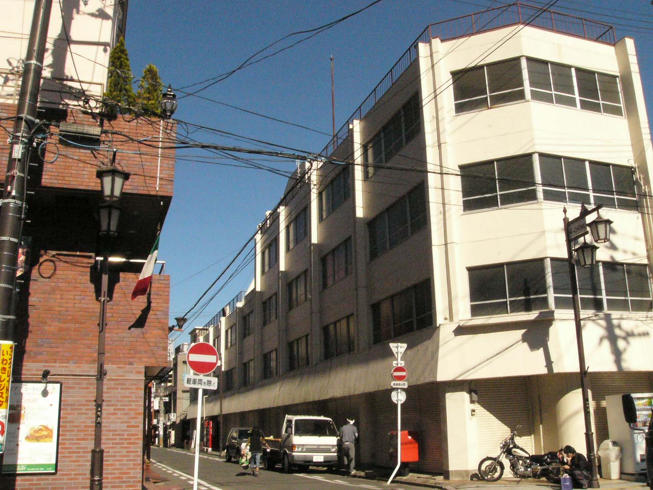 ■写真1-2 平四町目/マルトモビル・マルトモ書店は昭和40年代後期に閉店(平成18年10月、いわき未づくりセンター撮影)