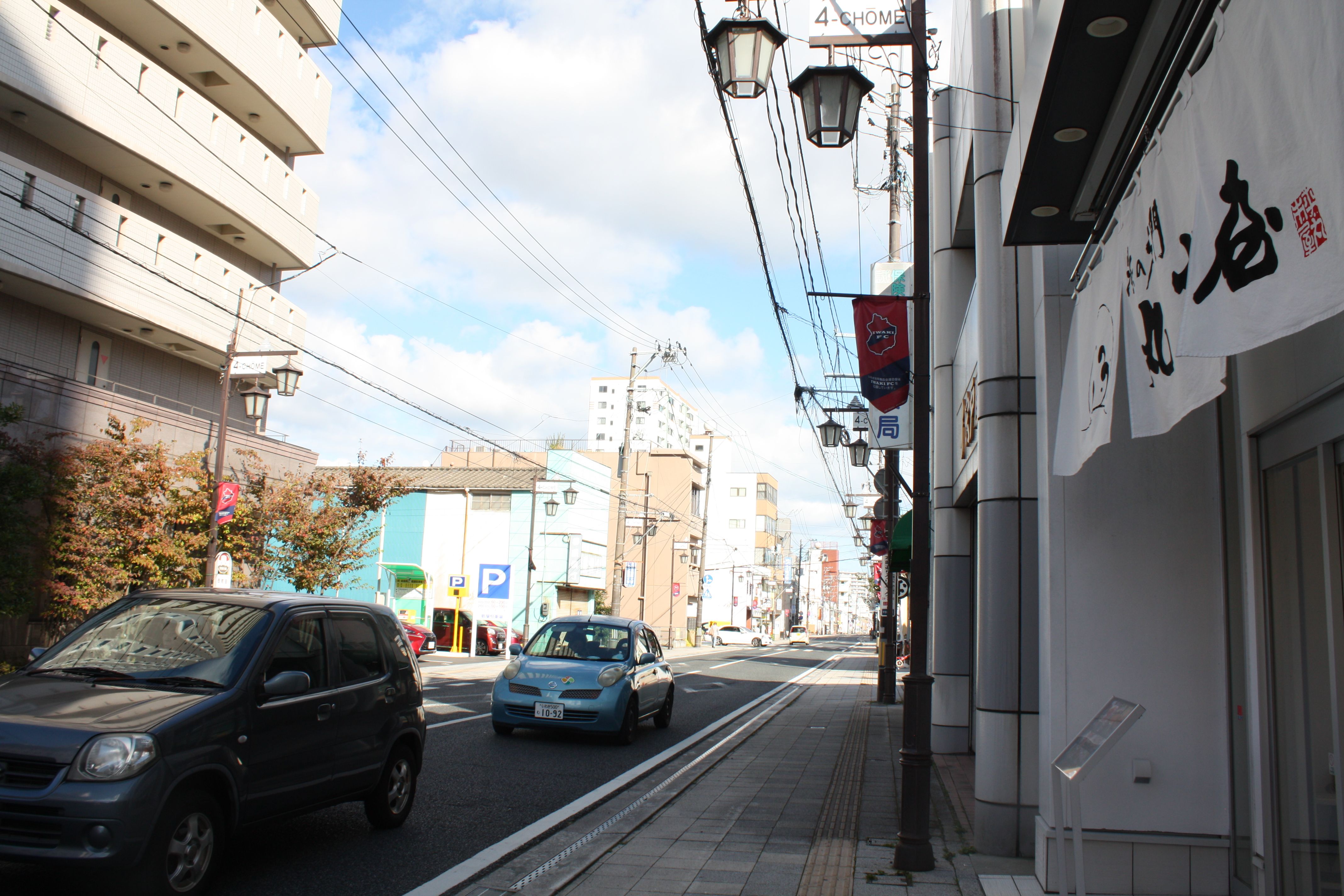 ■写真2-2 平字四町目の本町通りと魚問屋から小売店になった丸市屋(令和4年10月 小宅幸一撮影)