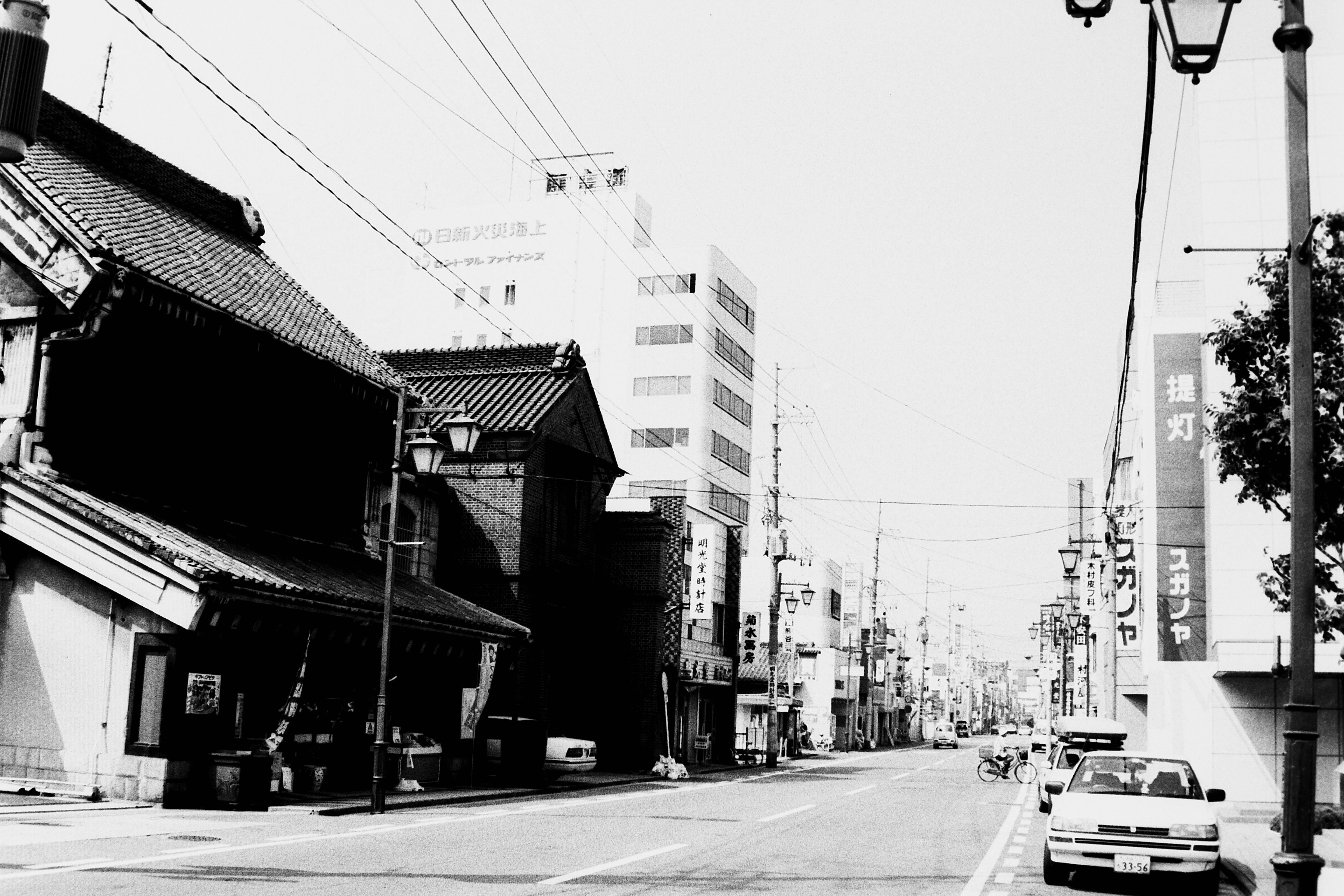 ■写真4-2 平本町通りの五町目に見える、写真左の釜屋 〔平成9年(1997)9月 いわき民報社撮影〕