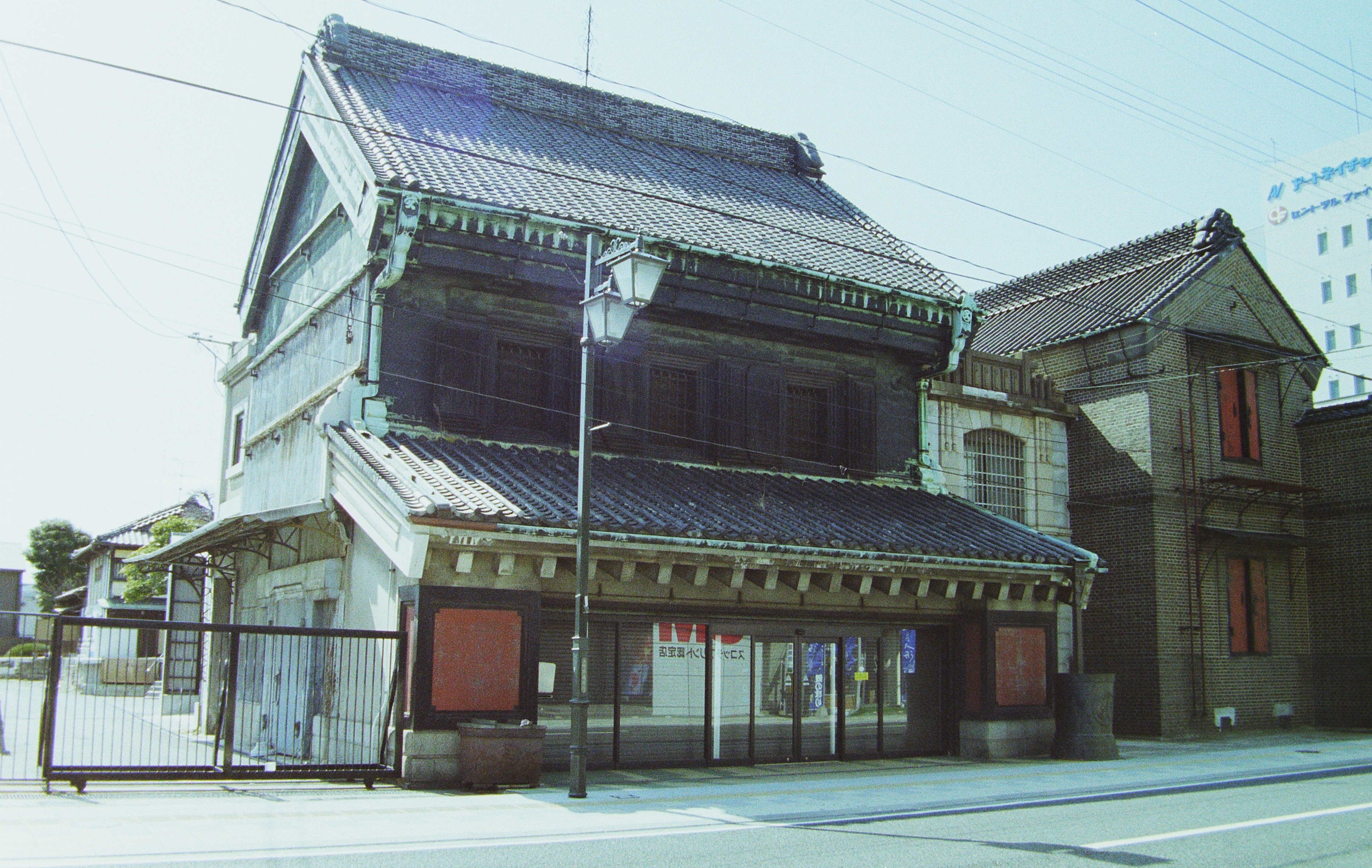 ■写真4-3 釜屋は平成14年(2002)に自己破産。まちづくり団体が後を継いで多目的施設「サロン・ド・蔵」として内装をリニューアル 平成15年(2003)4月 いわき未来づくりセンター撮影〕