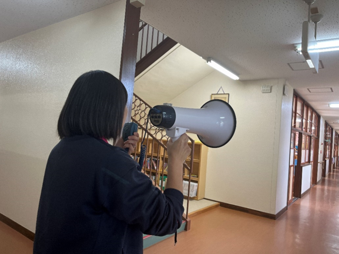 避難誘導する先生の様子