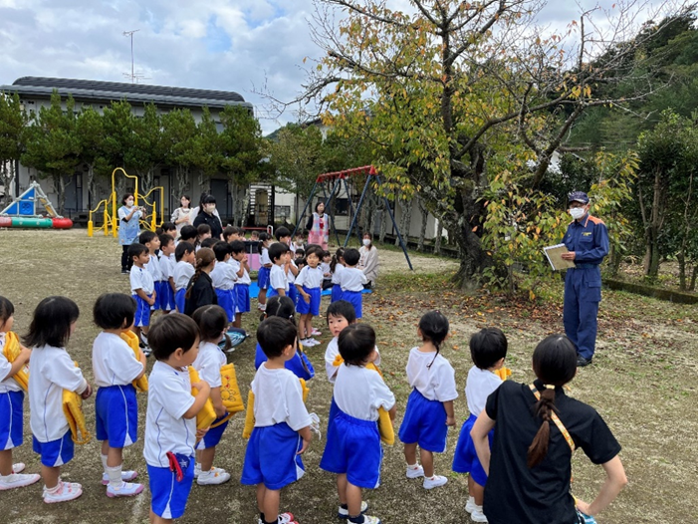 園庭に避難する園児たちの様子